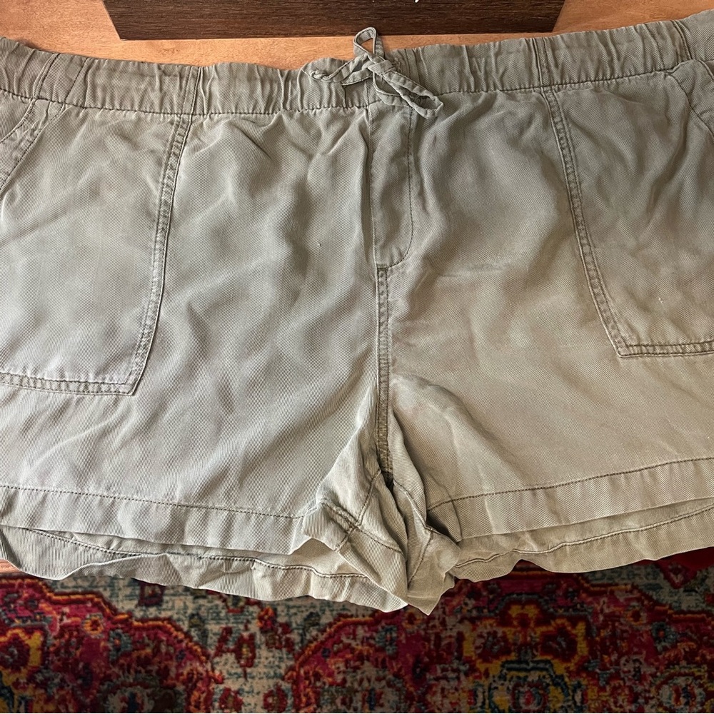 Gap Women’s cargo shorts Olive green